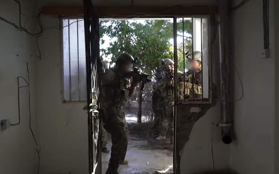 Cypriot and Israeli commandos train in Troodos