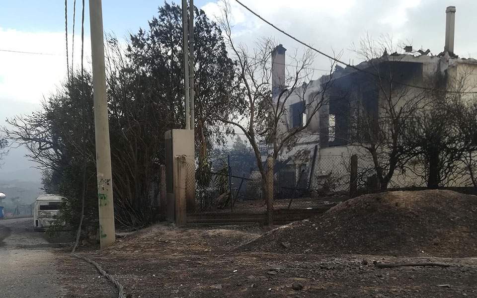 Four arrested for suspected looting in fire-hit settlement in Greece