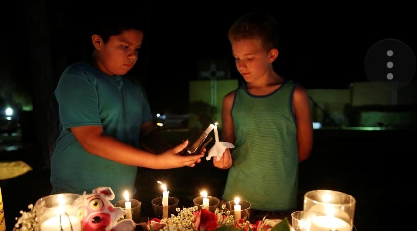 Teen gunman attacks Texas high school art class, kills 10
