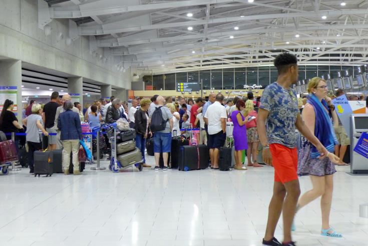 Tourist arrivals record increase between January – April, number of Cyprus residents traveling abroad in April decreased