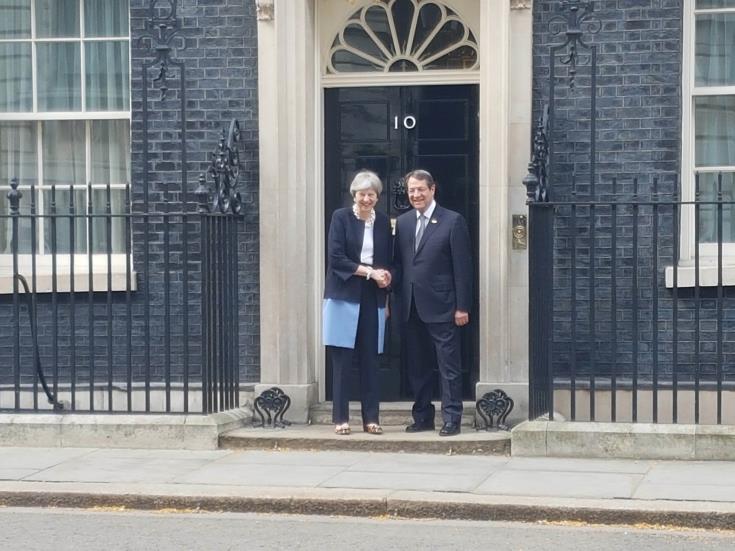 British PM tells President Anastasiades ‘UK ready to play its part’ in a Cyprus settlement
