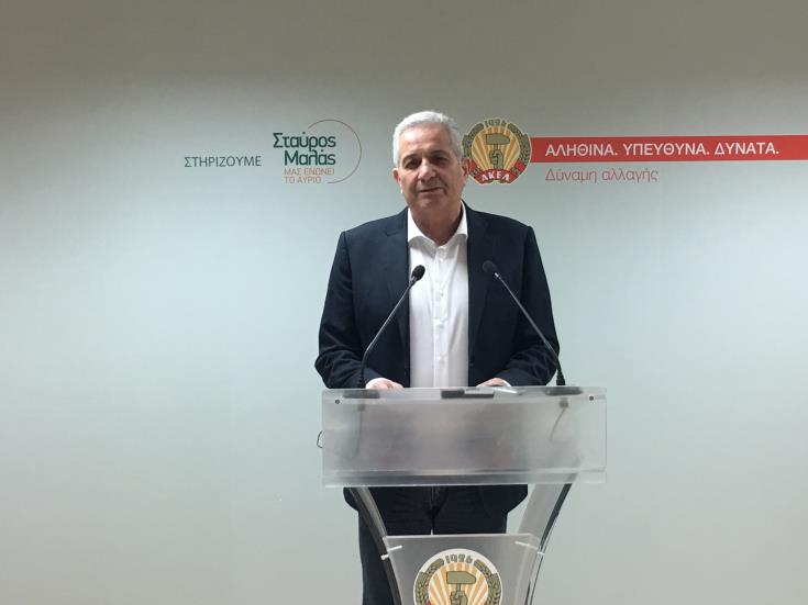 Calls on Anastasiades to make the Cyprus issue a top priority