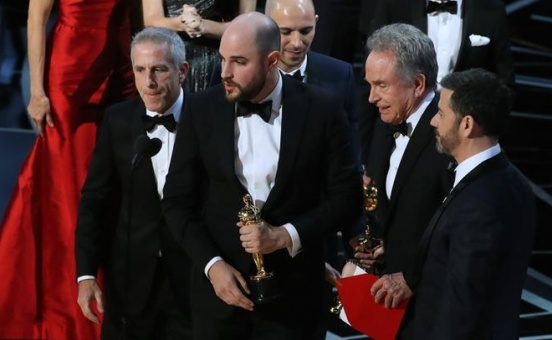 ‘Moonlight’ upsets ‘La La Land’ for top Oscar after major gaffe