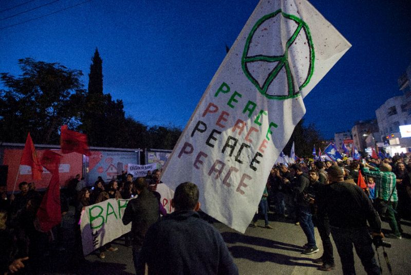 Greek, Turkish Cypriots march for reunification