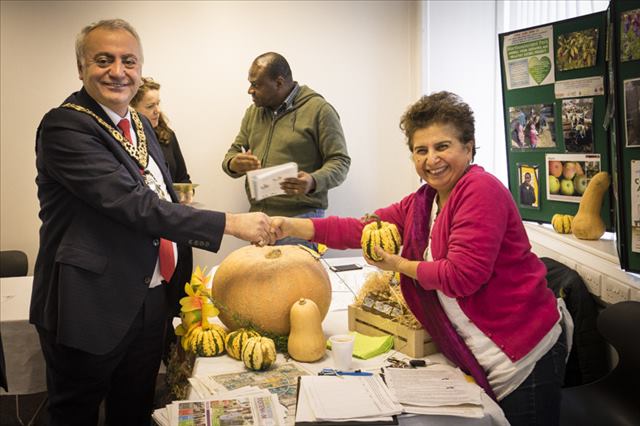 The Mayor of Haringey visits Leyla Laksari at the Living Under One Sun stall