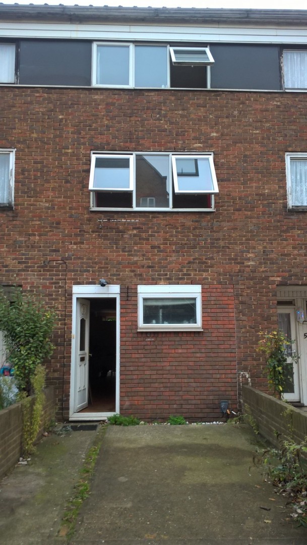 999 Control officers give fire survival guidance at house blaze