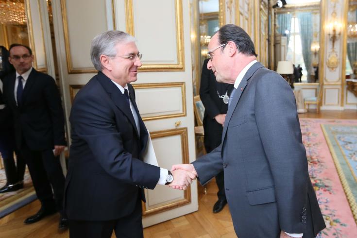 President Hollande says that Cyprus is not alone