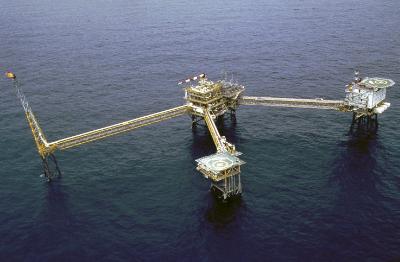 epa03601082 An undated handout photo released by Petroleum Authority of Thailand Exploration and Production (PTTEP) on 26 February 2013 shows a general view of Yanada natural gas field pipelines at the Andaman Sea, Myanmar. The Thai government warned and urged people to help the country save energy by use less electricity to avoid a power crisis of a possible shortfall of electricity on 05 April 2013 as the Yanada gas field in Myanmar shutting down two of its gas fields for annual maintenance resulting a cut in the natural gas supply for electricity generation in Thailand.  EPA/PTTEP EDITORIAL USE ONLY/NO SALES