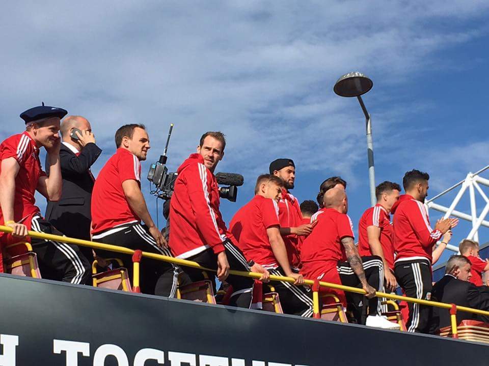 Thousands of fans welcome Wales team home in Cardiff