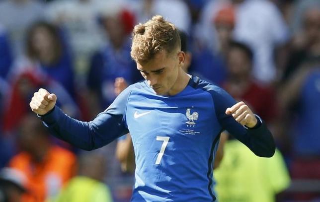 Griezmann double sends hosts France into last eight