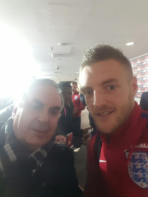 Vardy signs new contract with Leicester