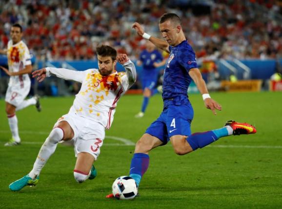 Croatia win group by beating holders Spain