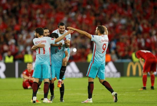 Turkey beat Czechs to stay in last-16 contention