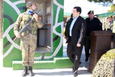Ο Υπουργός Άμυνας κ. Χριστόφορος Φωκαΐδης, συνοδευόμενος από τον Αρχηγό του ΓΕΕΦ, Αντιστράτηγο Γεώργιο Μπασιακούλη, επισκέπτεται το Φυλάκιο «Λουρουτζίνα», στο Δάλι, με την ευκαιρία της εορτής του Πάσχα.