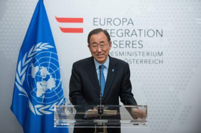 epa05278493 United Nations Secretary-General Ban Ki-moon (L) speaks during a press conference with Austrian national soccer team jersey from Austrian Federal Foreign Minister Sebastian Kurz (Not Pictured) in Vienna, Austria, 26 April 2016. Ban Ki-moon is on an official visit to Austria from 26 to 29 April 2016.  EPA/CHRISTIAN BRUNA