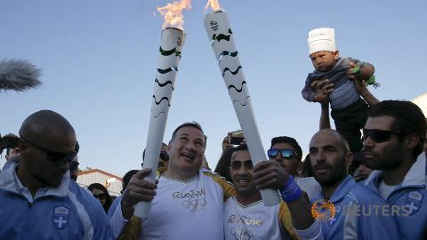 Syrian amputee carries Rio 2016 flame through Athens refugee camp