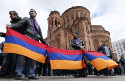 epa04718989 Armenian people hold Armenian national flags as they attend a commemoration ceremony for Armenians who lost their lives during mass killings under the Ottoman Empire, at the Temple complex of the Armenian Apostolic Church in Moscow, Russia, 24 April 2015. Armenians commemorate the 100th anniversary of the Armenian Genocide on 24 April.  EPA/YURI KOCHETKOV