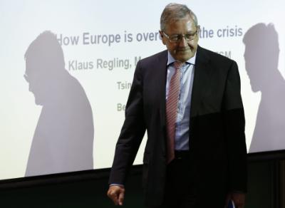 epa04781471 Klaus Regling, Managing Director of the European Stability Mechanism (ESM), arrives for a speaking engagement at Tsinghua University in Beijing, China, 03 June 2015. Regling spoke on the role of ESM in terms of assistance to Euro area member states.  EPA/ROLEX DELA PENA