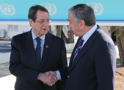 Ο Πρόεδρος της Δημοκρατίας κ. Νίκος Αναστασιάδης παρακάθεται, με τον ηγέτη της τουρκοκυπριακής κοινότητας κ. Μουσταφά Ακιντζί, σε συνομιλίες για το Κυπριακό.