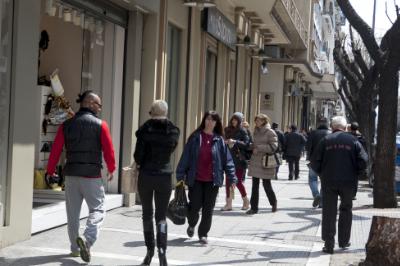 Ανοιχτά τα καταστήματα στη Θεσσαλονίκη, σήμερα τελευταία Κυριακή πριν από το Πάσχα καθώς από χθες είναι σε ισχύ το πασχαλινό ωράριο. Θεσσαλονίκη, Κυριακή 5 Απριλίου 2015. ΑΠΕ ΜΠΕ/PIXEL/ΜΠΑΡΜΠΑΡΟΥΣΗΣ ΣΩΤΗΡΗΣ