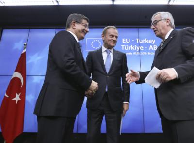 epa05200136 Turkish Prime Minister Ahmet Davutoglu (L), European council President Donald Tusk (C), and European Commission President Jean Claude Juncker (R) during a news conference at the end of an extraordinary summit of European Union leaders with Turkey in Brussels, Belgium, 08 March 2016. Turkish citizens would get visa-free access to the EU by the end of June as part of a deal being negotiated by the two sides to stem migration flows, Turkish Prime Minister Ahmet Davutoglu said. The EU is looking at giving Turkey more refugee aid, making progress on its EU membership bid and resettling Syrian refugees directly from Turkey, in exchange for Ankara agreeing to the return of all illegal migrants from Greece, EU President Donald Tusk said. Tusk said he will aim to work out the details of the agreement before EU leaders hold their next summit on 17-18 March.  EPA/OLIVIER HOSLET
