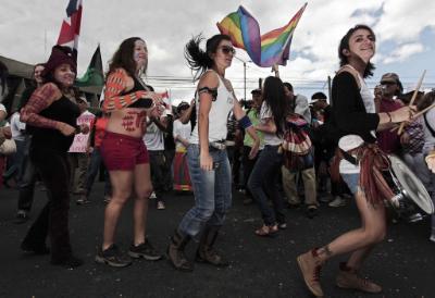 epa03615644 A group of women participate in a march to commemorate the International Women's Day in San Jose, Costa Rica, 08 March 2013.  EPA/Jeffrey Arguedas