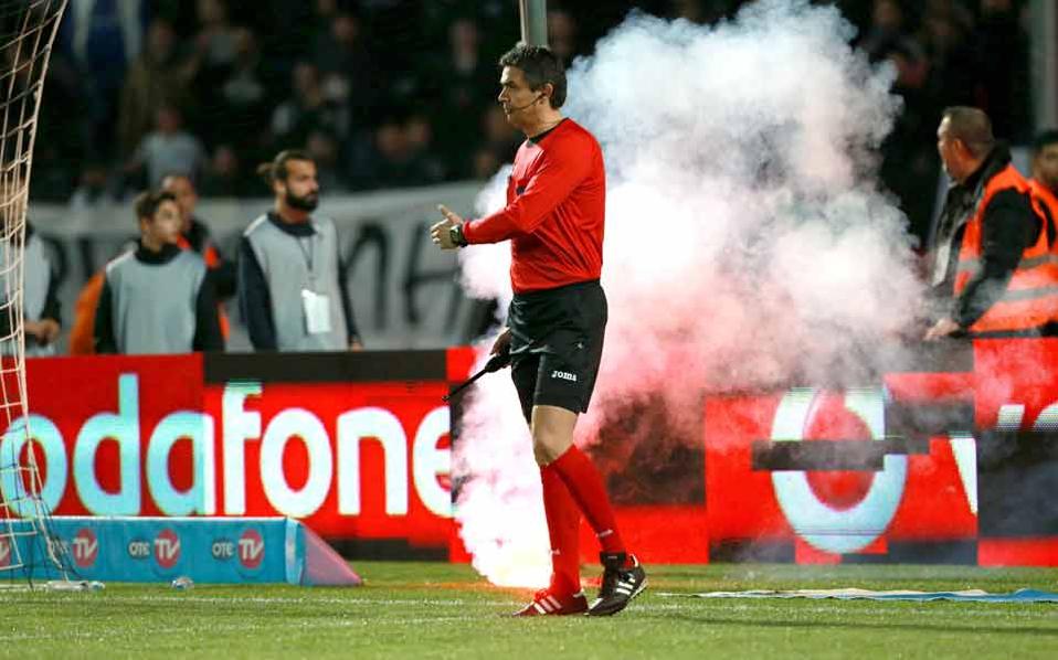 PAOK fans force abandonment of semifinal with Olympiakos
