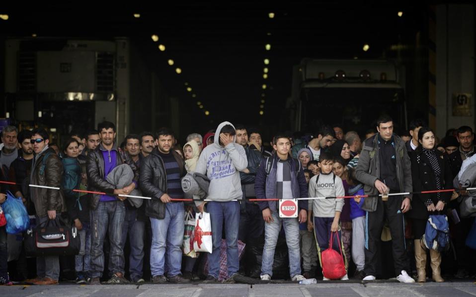 New humanitarian crisis at Greece-Macedonia border