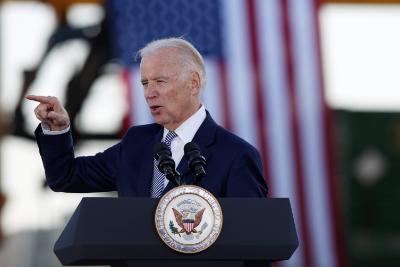 epa05167228 US Vice President Joe Biden delivers a speech at the Norfolk Southern Memphis Regional Intermodal Facility in Rossville, Tennessee, USA, 17 February 2106, to commemorate the 7th anniversary of the American Recovery and Reinvestment Act.  EPA/MIKE BROWN