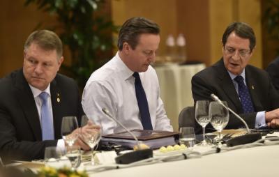 epa05171184 British Prime Minister David Cameron (C) talks with Cypriot President Nikos Anastasiades (R) during a round table meeting at an EU summit in Brussels, Belgium, 19 Februrary 2016. The European Union's 28 leaders have granted their 'unanimous support' to a reform deal with Britain, EU President Donald Tusk confirmed.  EPA/MARTIN MEISSNER / POOL