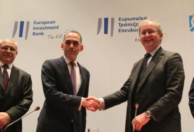 Ο Υπουργός Οικονομικών κ. Χάρης Γεωργιάδης και ο Αντιπρόεδρος της Ευρωπαϊκής Τράπεζας Επενδύσεων (ΕΤΕπ) κ. Jonathan Taylor υπογράφουν Συμφωνίες Δανείου και Εγγύησης ύψους 100 εκ. ευρώ με την Τράπεζα Κύπρου, 20 εκ. ευρώ με την RCB , 15 εκ. ευρώ με την Cyprus Development Bank ( CDB ) και 15 εκ. ευρώ με την Universal Savings Bank ( USB ), Λευκωσία 18 Φεβρουαρίου 2016.