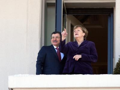 epa05149449 German Chancellor Angela Merkel (R) gestures while talking to Turkish Prime Minister Ahmet Davutoglu during her visit to Ankara, Turkey, 08 February 2016. Merkel is in Turkey for a one-day official visit.  EPA/STRINGER