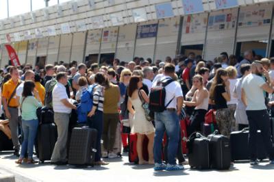 Τουρίστες αποχωρούν από το αεροδρόμιο πεζοί καθώς απεργούν οι οδηγοί των τουριστικών λεωφορείων της Κρήτης, Παρασκευή 15 Μαΐου 2015. Απεργία πραγματοποιούν σήμερα οι οδηγοί των τουριστικών λεωφορείων της Κρήτης, οι οποίοι το πρωί έκαναν συγκέντρωση διαμαρτυρίας στο αεροδρόμιο «Ν. Καζαντζάκης», διεκδικώντας την εφαρμογή της Τοπικής Συλλογικής Σύμβασης Εργασίας 2015-2016, στο σύνολο του κλάδου. Την ίδια ώρα προκλήθηκε ένταση, καθώς η απεργία τους κρίθηκε παράνομη και καταχρηστική με απόφαση του δικαστηρίου, μετά την κατάθεση ασφαλιστικών μέτρων εκ μέρους του συνδέσμου Ιδιοκτητών Τουριστικών και Ταξιδιωτικών Γραφείων Κρήτης αλλά και από την παρουσία δύναμης αστυνομικών με διμοιρίες των ΜΑΤ στον χώρο έξω από το αεροδρόμιο, οι οποίοι στη συνέχεια αποχώρησαν. ΑΠΕ ΜΠΕ/ΑΠΕ ΜΠΕ/ΣΤΕΦΑΝΟΣ ΡΑΠΑΝΗΣ
