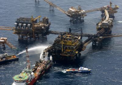 epa04690571 A handout picture released by the Mexican state owned oil company Pemex on 02 April 2015 shows the oil platform of the company in Abkatun, in Sonda de Campeche, in the Gulf of Mexico, where a fire left at least four workers dead on 01 April 2015. The General Attoreny´s Office of Mexico began on 02 April 2015 an investigation of the event.  EPA/PEMEX  HANDOUT EDITORIAL USE ONLY