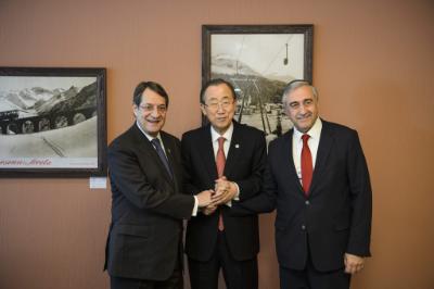 epa05115855 Greek Cypriot leader, Nicos Anastasiades, (L), Secretary-General of United Nations Ban Ki-moon, (C), Turkish Cypriot leader, Mustafa Akinci, (R), poses during a bilateral meeting at the 46th Annual Meeting of the World Economic Forum, WEF, in Davos, Switzerland, 21 January 2016. The overarching theme of the Meeting, which takes place from 20 to 23 January, is 'Mastering the Fourth Industrial Revolution.'  EPA/JEAN-CHRISTOPHE BOTT