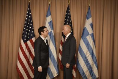 (Ξένη Δημοσίευση)  Ο πρωθυπουργός Αλέξης Τσίπρας (Α) συνομιλεί με  τον αντιπρόεδρο των ΗΠΑ, Τζο Μπάιντεν (Δ), κατά τη διάρκεια της συνάντησής τους, την Τετάρτη 20 Ιανουαρίου 2016, στο περιθώριο του Παγκόσμιου Οικονομικού Φόρουμ που διοργανώνεται στο Νταβός. Η μεταξύ τους συζήτηση επικεντρώθηκε στο ελληνικό οικονομικό πρόγραμμα, στο προσφυγικό, στην ελληνοαμερικανική συνεργασία με έμφαση στις επενδύσεις, στα ενεργειακά, στο Κυπριακό και στην επίλυση του ζητήματος της ονομασίας της ΠΓΔΜ.   ΑΠΕ-ΜΠΕ/ΓΡΑΦΕΙΟ ΤΥΠΟΥ ΠΡΩΘΥΠΟΥΡΓΟΥ/Andrea Bonetti