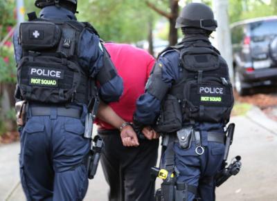 epa05079037 A handout picture made available by the New South Wales (NSW) Police shows a man being arrested by members of the Joint Counter Terrorism Team (JCTT) Sydney as part of the ongoing Operation Appleby investigation into the alleged planning of a terrorist attack, in Sydney, Australia, 23 December 2015.  EPA/NSW POLICE AUSTRALIA AND NEW ZEALAND OUT HANDOUT EDITORIAL USE ONLY/NO SALES