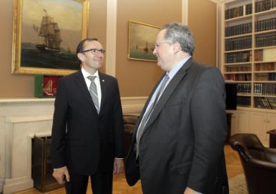 Ο υπουργός Εξωτερικών Νίκος Κοτζιάς (Δ) συνομιλεί με τον  Ειδικό Σύμβουλο του Γενικού Γραμματέα του Οργανισμού Ηνωμένων Εθνών για το Κυπριακό,  Espen Barth Eide (Α) κατά την διάρκεια της συνάντησης τους στο Υπουργείο Εξωτερικών, Δευτέρα 15 Ιουνίου 2015. ΑΠΕ-ΜΠΕ/ ΑΠΕ-ΜΠΕ/ ΟΡΕΣΤΗΣ ΠΑΝΑΓΙΩΤΟΥ