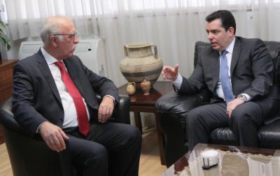 Υπουργείο Άμυνας 
Ο Υπουργός Άμυνας κ. Χριστόφορος Φωκαΐδης έχει συνάντηση με τον Αναπληρωτή Υπουργό Εθνικής Άμυνας της Ελλάδας κ. Δημήτρη Βίτσα.
//
   Ministry of Defence
The Minister of Defence, Mr Christoforos Fokaides, at a meeting with the Alternate Minister of National Defence of the Hellenic Republic, Mr Dimitris Vitsas.
