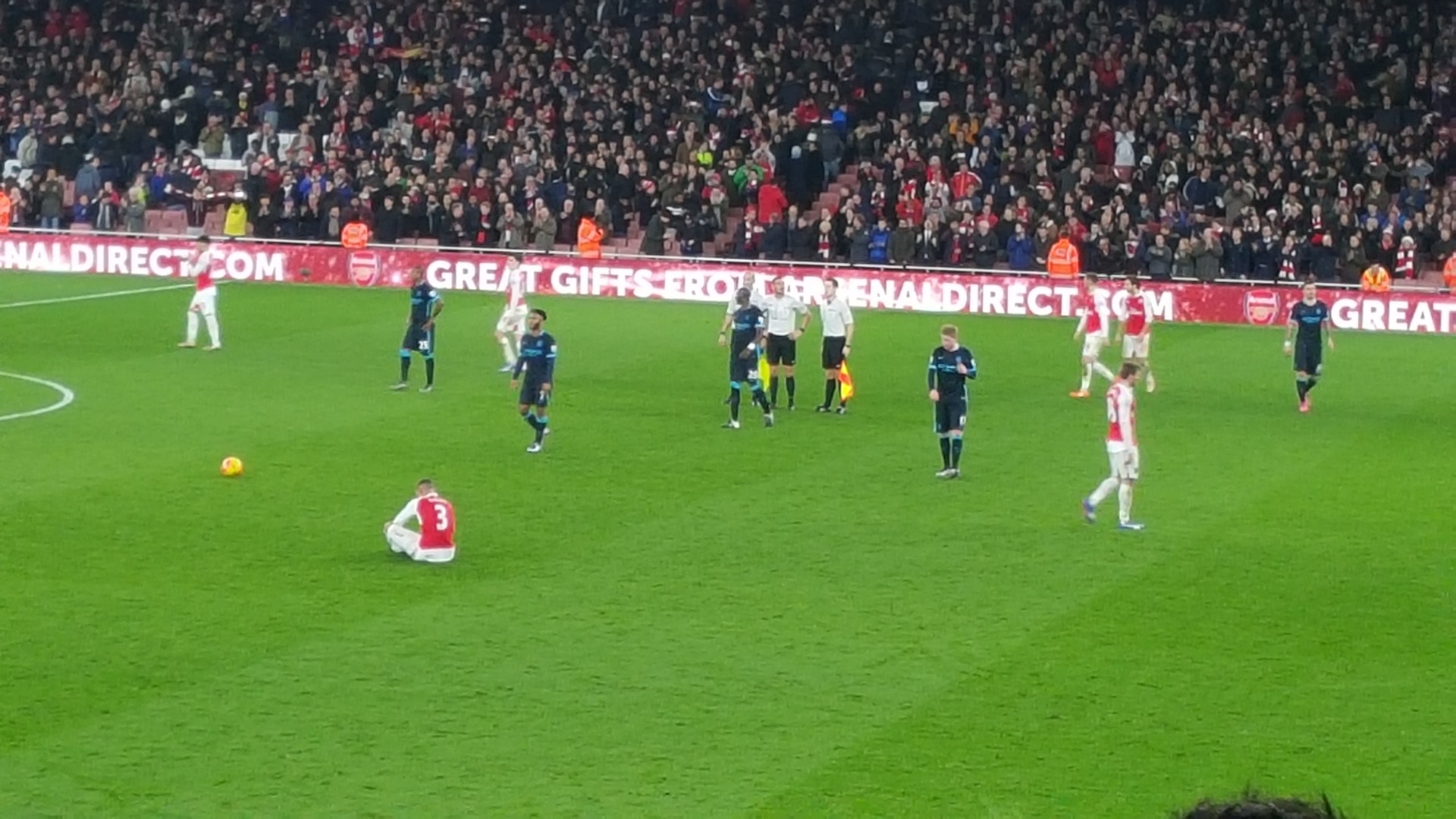 Arsenal beat Man City to challenge for the premiership title