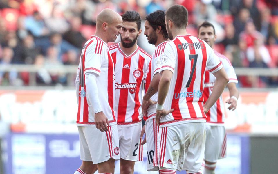 Olympiakos wins but its fans start jeering