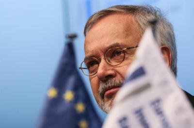 epa04087529 European Investment Bank (EIB) President Werner Hoyer is pictured during a press conference as he presents his company's annual results at EU Council headquarters in Brussels, Belgium, 19 February 2014. As part of the European Union's (EU) response to the economic crisis, the EIB Group significantly stepped up its financial support in 2013.  EPA/OLIVIER HOSLET