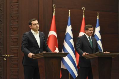 (Ξένη Δημοσίευση) Ο πρωθυπουργός Αλέξης Τσίπρας (Α) με τον Τούρκο ομόλογό του Αχμέτ Νταβούτογλου στην κοινή συνέντευξη τύπου που έδωσαν μετά την συνάντηση που είχαν στο πρωθυπουργικό μέγαρο, στην Άγκυρα, την Τετάρτη 18 Νοεμβρίου 2015. Επίσκεψη στην Τουρκία  πραγματοποιεί ο πρωθυπουργός Α. Τσίπρας, με το προσφυγικό να αποτελεί βασικό θέμα της ατζέντας του. Μετά την παρακολούθηση του φιλικού μεταξύ των εθνικών ομάδων ποδοσφαίρου των δύο χωρών, χθες το βράδυ, οι Τσίπρας και Νταβούτογλου είχαν το μεσημέρι στην Άγκυρα, επίσημη συνάντηση εργασίας. Η συνάντηση με τον Τούρκο πρόεδρο Ταγίπ Ερντογάν και τους αρχηγούς των κομμάτων θα πραγματοποιηθούν αργότερα μέσα στην ημέρα. Ενώ νωρίτερα συναντήθηκε στο Φανάρι με τον Οικουμενικό Πατριάρχη Βαρθολομαίο. ΑΠΕ-ΜΠΕ/ΓΡΑΦΕΙΟ ΤΥΠΟΥ ΠΡΩΘΥΠΟΥΡΓΟΥ/Andrea Bonetti