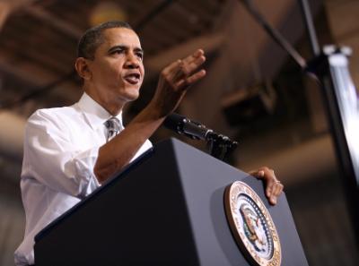 epa03146196 US President Barack Obama speaks on America's energy situation at Prince George's Community College in Largo, MD, USA, 15 March 2012.  EPA/Martin H. Simon / POOL