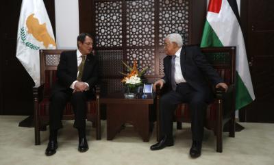 epa05023405 Cypriot President Nicos Anastasiades (L) meets with Palestinian President Mahmoud Abbas (R), during his visit to the West Bank town of Ramallah, 13 November 2015.  EPA/ALAA BADARNEH / POOL  POOL