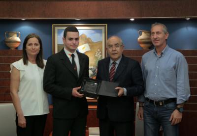Ο Προεδρεύων της Δημοκρατίας, Πρόεδρος της Βουλής των Αντιπροσώπων κ. Γιαννάκης Λ. Ομήρου επιδίδει τιμητική πλακέτα στον Κύπριο μαθητή Παράσχο Καντ, που κατέκτησε το πρώτο βραβείο στο Διαγωνισμό Έκθεσης της Κοινοπολιτείας 2015, Λευκωσία 12 Νοεμβρίου 2015.