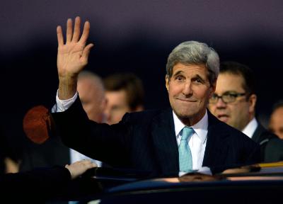 epa04989448 US Secretary of State John Kerry waves as he arrives at Vienna Airport, in Vienna, Austria, 22 October 2015. Kerry will be meeting in Vienna with his Russian, Turkish and Saudia Arabian counterparts to discuss the Syrian conflict on 23 October.  EPA/ROLAND SCHLAGER