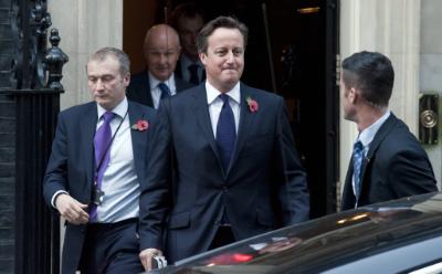 epa04466151 British Prime Minister David Cameron (C) leaves number 10 Downing Street, in Central London, Britain, 27 October 2014. Cameron delivered a statement on the European Union budget in the House of Commons.  EPA/WILL OLIVER