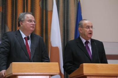 Ο Υπουργός Εξωτερικών κ . Ιωάννης Κασουλίδης και ο Υπουργός Εξωτερικών της Ελλάδας κ . Νίκος Κοτζιάς προβαίνουν σε δηλώσεις προς τον Τύπο, Λευκωσία 26 Οκτωβρίου 2015.