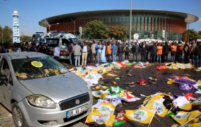 epa04971527 People cover victims after multiple explosions before a rally in Ankara, Turkey 10 October 2015. Thirty people are killed and 126 injured at a train station in the Turkish capital, Ankara, ahead of a planned peace rally by pro-Kurdish groups, local media reported.  EPA/STR